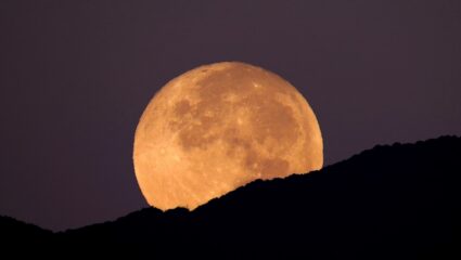 आज दिसणार 2023 सालातील सुपर ब्लूमून! शास्त्रज्ञांनी सांगितले – ही अत्यंत दुर्मिळ घटना आहे
