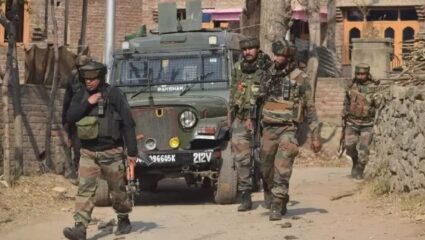 राजौरीमध्ये दोन दहशतवाद्यांचा खात्मा; तीन जवान शहीद