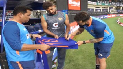 विराट कोहलीकडून पाकिस्तानच्या खेळाडूला ऑटोग्राफ असणारी जर्सी भेट!
