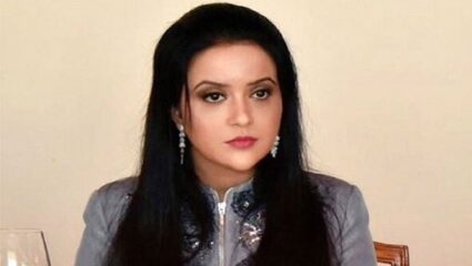 अमृता फडणवीस यांना एक कोटीच्या लाचेची ‘ऑफर’ करणारी डिझायनर पोलिसांच्या ताब्यात