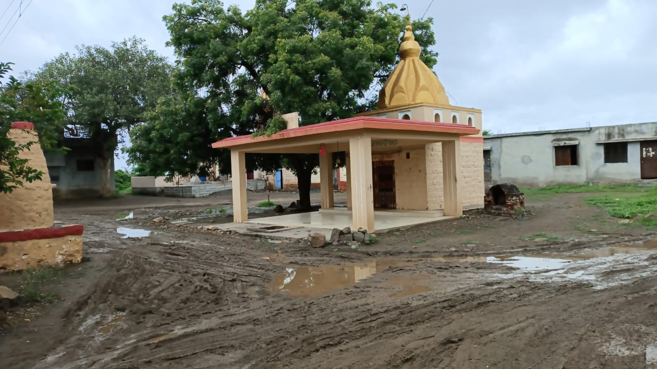 घोरपडवाडीतील रस्त्यावर चिखलाचे साम्राज्य ; ग्रामस्थांची होतेय मोठी गैरसोय