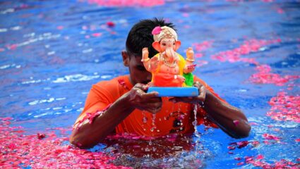 दीड दिवसाच्या गणरायाला आज भाविकांनी दिला भावपूर्ण निरोप