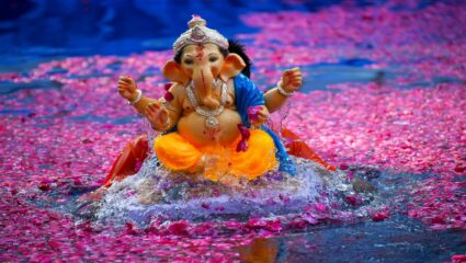 जळगाव महानगरपालिकेच्या अधिकाऱ्यांनी गणपती विसर्जनावेळी लेझीमच्या तालावर धरला ठेका