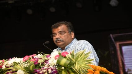 अंतर्गत स्पर्धा संपवून विभागाचा कारभार अधिक स्वच्छ व पारदर्शक ठेवा : रविंद्र चव्हाण