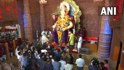 केद्रींय गृहमंत्री अमित शाहा लालबाग राजाच्या चरणी नतमस्तक