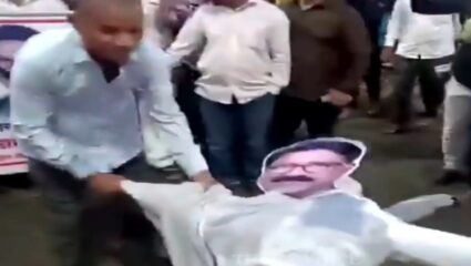 ठाण्यात नेपाळी समाजाने जाळला शिवसेना खासदाराचा पुतळा