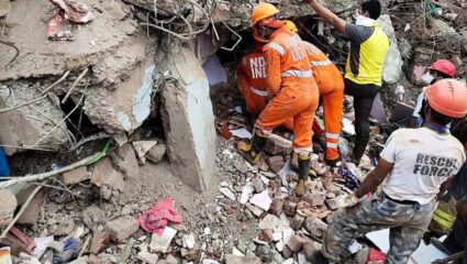 दिल्लीत ४ मजली इमारत कोसळली, ५ जण अडकल्याची भीती