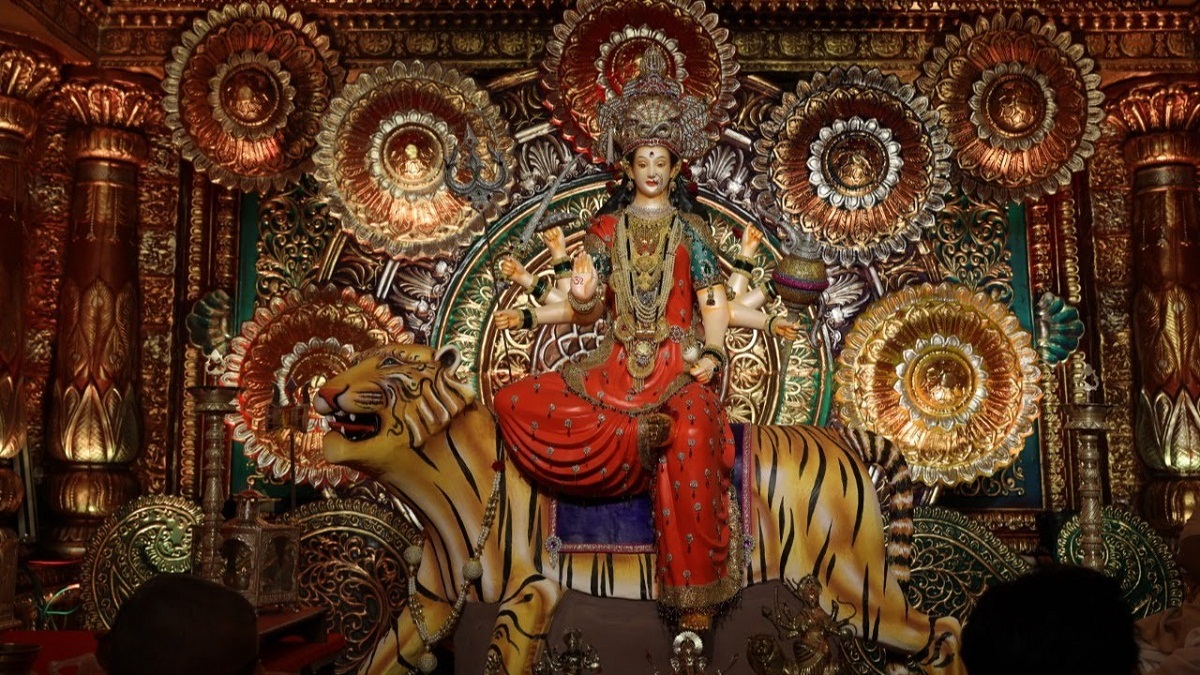 अंबादास दानवें यांनी टेंभी नाक्याच्या सुप्रसिद्ध देवीला घातलं साकडे