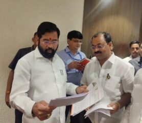 बार्शीतील शेतकऱ्यांना भरपाई मिळावी म्हणून आ. राऊत यांची मुख्यमंत्री व उपमुख्यमंत्री भेट