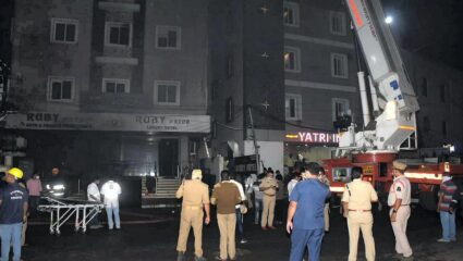 इलेक्ट्रिक स्कूटरच्या बॅटरीचा स्फोट होऊन शोरूमला आग; सहा जणांचा मृत्यू