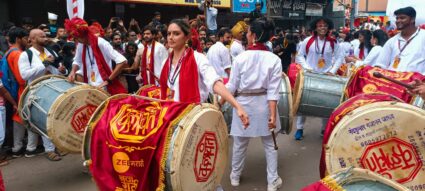 बाप्पा निघाले गावाला, चैन पडेना आम्हाला, पुण्यात गणरायाच्या निरोप सोहळ्याचा उत्साह