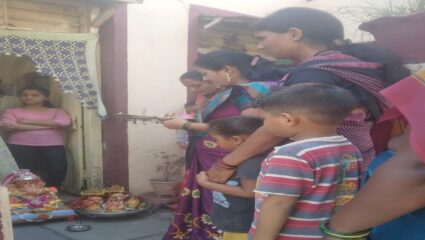 बार्शीत गौरींचे मोठ्या उत्साहात स्वागत; ठिकठिकाणी महिलांची लगबग