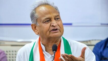 राजस्थानात राजकीय उलथापालथ; ८२ आमदारांचे राजीनामे