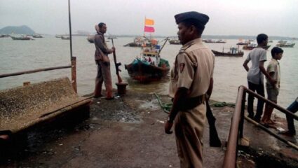 उरणच्या करंजा बंदरातून संशयित बोट ताब्यात; रायगडात पुन्हा खळबळ