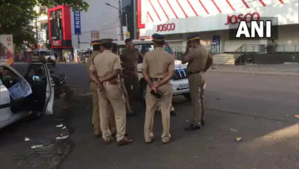 केरळात तिरुवनंतपुरम-कोयट्टममध्ये वाहनांची तोडफोड, २ पोलिसांवर हल्ला