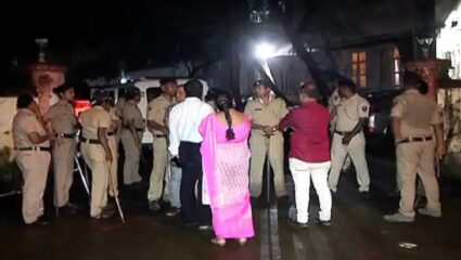 प्रभादेवीत राडा; २५ शिवसैनिकांवर गुन्हा दाखल तर ठाकरे गटातल्या ५ जणांना अटक