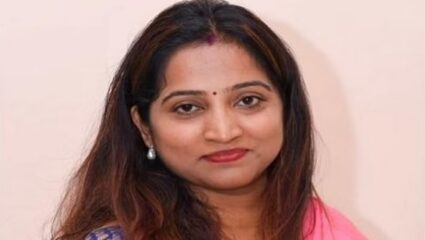 नवनीत राणांवर शिवसेनेची टीका; ‘सी’ ग्रेड अभिनेत्री आता फड उभारून…..