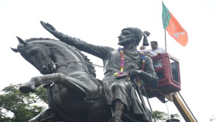 सेवा पंधडरवडा अंतर्गत मुंबई भाजपकडून १०० ठिकाणी महापुरुषांच्या पुतळ्यांची स्वच्छता