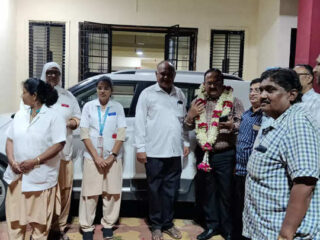 उपसंचालकाचे फटाके फोडून स्वागत ;  झेडपीत ठरला चर्चेचा विषय