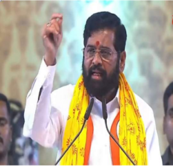 …आणि पश्चिम रेल्वेच्या डब्यात एकनाथ शिंदेंचं अचानक लाईव्ह भाषण पाहून प्रवासी अंचबित