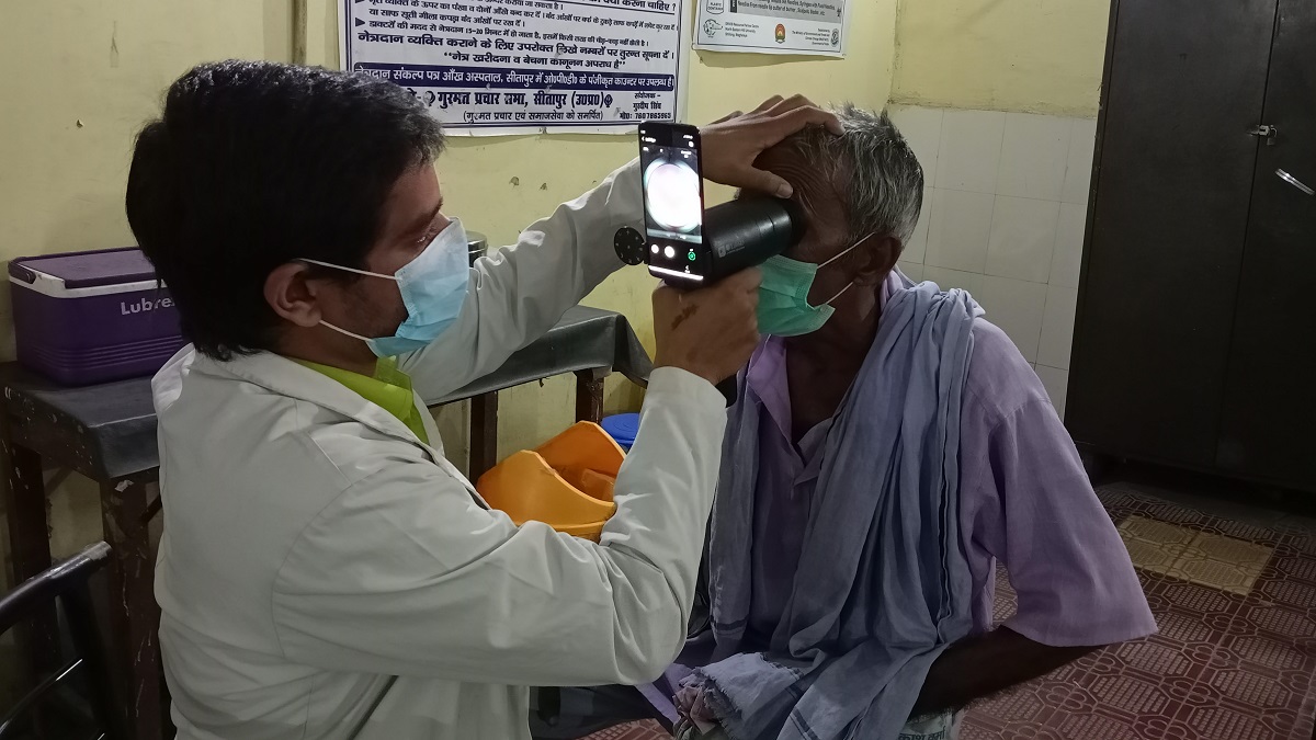 World Sight Day Samsung Aims To Screen 150000 People In India For Eye Diseases Using Its Eyelike Fundus Camera Nrvb