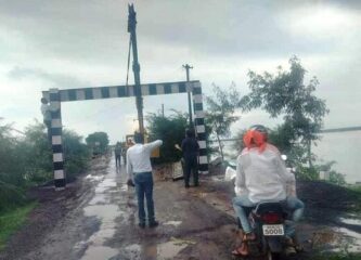 ‘डिकसळ’वरील अवजड वाहतूक बंद ; दीडशे वर्षांपूर्वीच्या पुलाचे दगडी बांधकाम निखळले