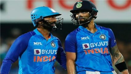 अर्धशतकासाठी केवळ १ रन शिल्लक असताना विराटला का दिली नाही स्ट्राईक? दिनेश कार्तिकने केला खुलासा 