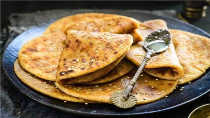 चविष्ट गूळपोळीची झटपट रेसिपी नक्की ट्राय करा
