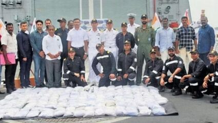 पाकिस्तानी बोटीतून ३५० कोटींचे ड्रग्ज जप्त, ६ जणांना अटक