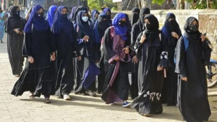 शाळा-कॉलेजमध्ये हिजाबवर बंदी निर्णय; प्रकरण मोठ्या खंडपीठाकडे वर्ग