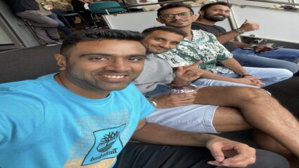 इंग्लंड आणि ऑस्ट्रेलिया संघाला चीअर करण्यासाठी पोहोचला भारतीय संघ