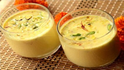 कोजागिरी पौर्णिमेला मसाला दुध का पितात माहितीये? जाणून घ्या नेमकं कारण