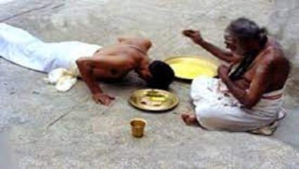 साष्टांग नमस्कार करण्याचे फायदे जाणून घ्या