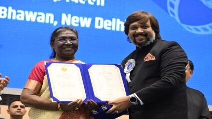 राष्ट्रपती द्रौपदी मुर्मू यांच्या हस्ते ‘गोष्ट एका पैठणीची’ चित्रपटाला राष्ट्रीय पुरस्कार प्रदान!
