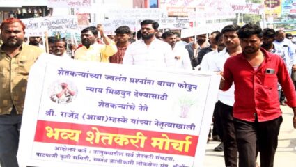 शेतकऱ्यांच्या विविध प्रश्नांवर राजेंद्र म्हस्केंच्या नेतृत्वाखाली तहसीलवर मोर्चा