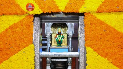 दिवाळी निमित्त सजली विठु नगरी! खास झेंडुच्या फुलांची आरास