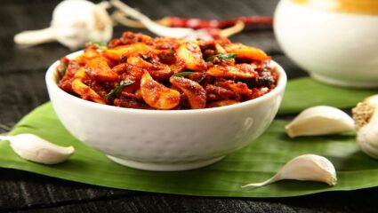 आता घरच्या घरी बनवता येणार झणझणीत लसणाचे लोणचे…