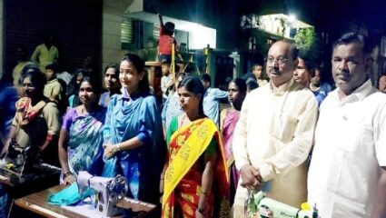 आमदार प्रणिती शिंदे यांच्या हस्ते गरजू महिलांना शिलाई मशीनचे वाटप