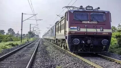सुपरफास्ट एक्स्प्रेसच्या दोन चालकांनी तोडला सिग्नल; लाल सिग्नल असूनही रेल्वे धावतच राहिली अन्…
