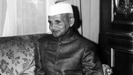 पंतप्रधान असताना शास्त्रींना बँकेतून घ्यावे लागले होते कर्ज; पहा काय होते कारण?