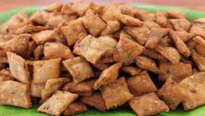 दिवाळीला करा एक वेगळी स्पेशल रेसिपी; तांदळाच्या पिठाची शंकरपाळी