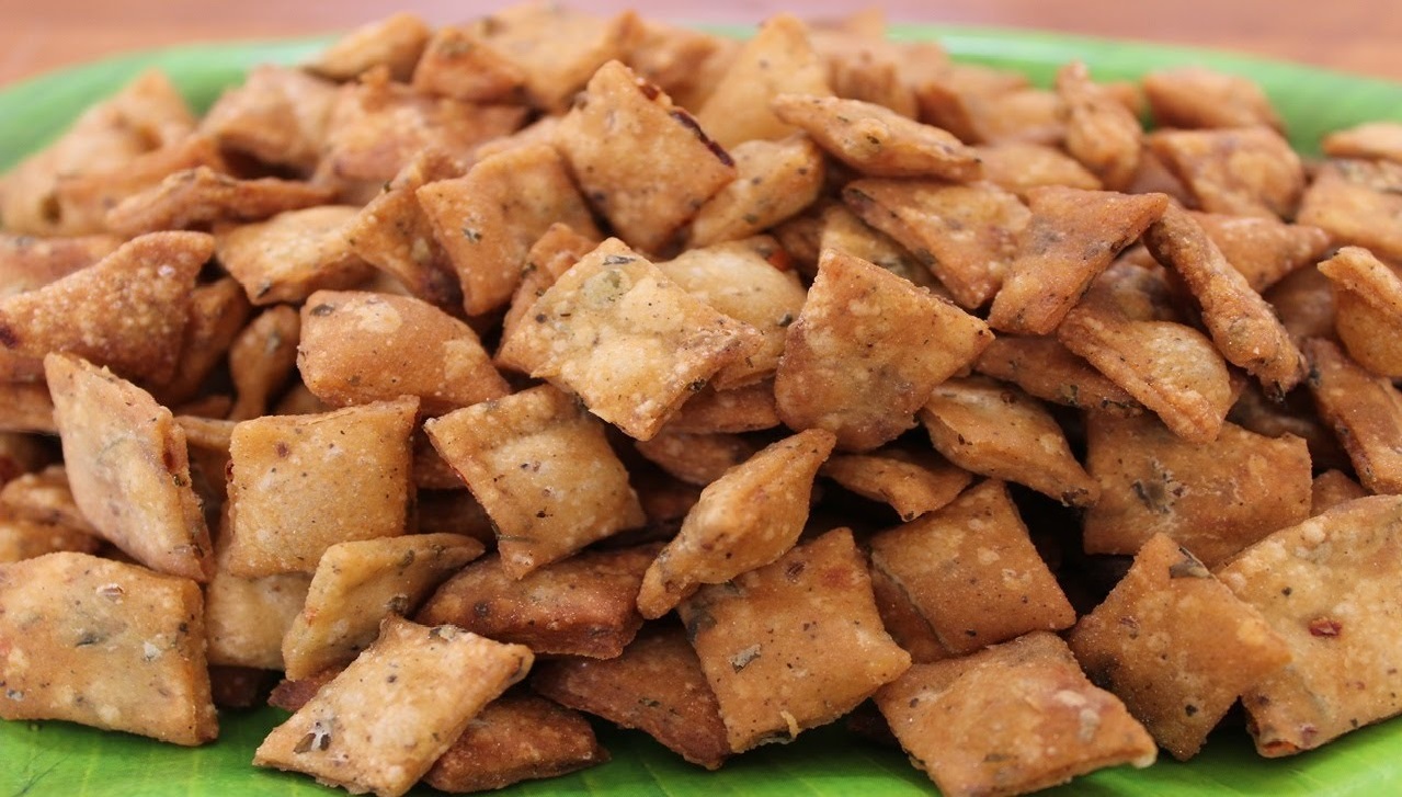 दिवाळीला करा एक वेगळी स्पेशल रेसिपी; तांदळाच्या पिठाची शंकरपाळी