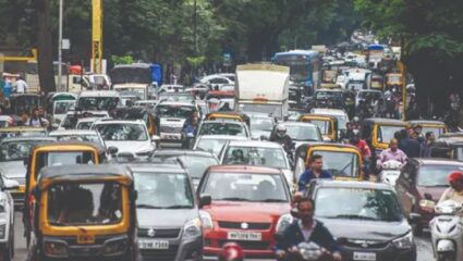 महामार्गावर वाहतूक काेडी कायम! मलकापूर-नांदलापूर रस्ता बनला धोकादायक