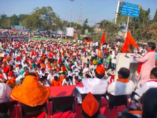 परभणीत ठाकरे गटाचा शेतकऱ्यांच्या प्रश्नांवर जिल्हाधिकारी कार्यालयावर धडक मोर्चा