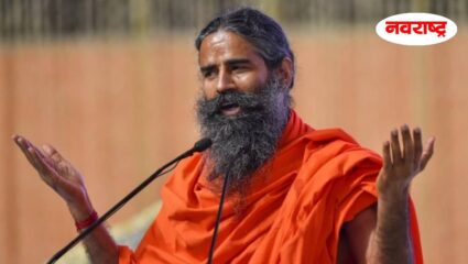 रामदेव बाबाची जीभ घसरली; म्हणाले “स्त्रियांनी काही नाही घातलं तरी चांगल्या दिसता”