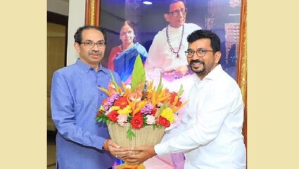 खासदार वडिल शिंदे गटात; मुलगा ठाकरे गटात, उद्धव ठाकरेंची घेतली भेट
