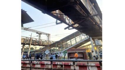 बल्लारशा रेल्वे स्थानकावरील पूल दुर्घटनेचा ठपका अधिकाऱ्यांवर; दोघे निलंबित