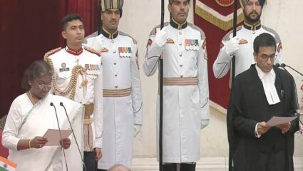 देशाच्या सरन्यायाधीशपदी धनंजय चंद्रचूड, राष्ट्रपती द्रौपदी मुर्मूंनी दिली शपथ
