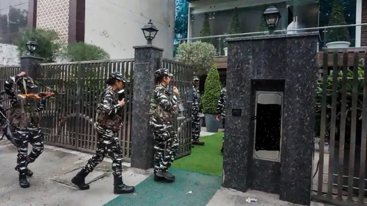 गुजरात निवडणुकीपूर्वी १३ जिल्ह्यांमध्ये १०० पेक्षा अधिक ठिकाणी एटीएसची छापेमारी गुजरात निवडणुकीपूर्वी १३ जिल्ह्यांमध्ये १०० पेक्षा अधिक ठिकाणी एटीएसची छापेमारी