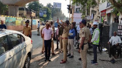 वाहतूक काेंडी साेडविण्यासाठी आयुक्त रस्त्यावर; विनाकारण बॅरेकेटस उभ्या करणाऱ्यांना नाेटीस